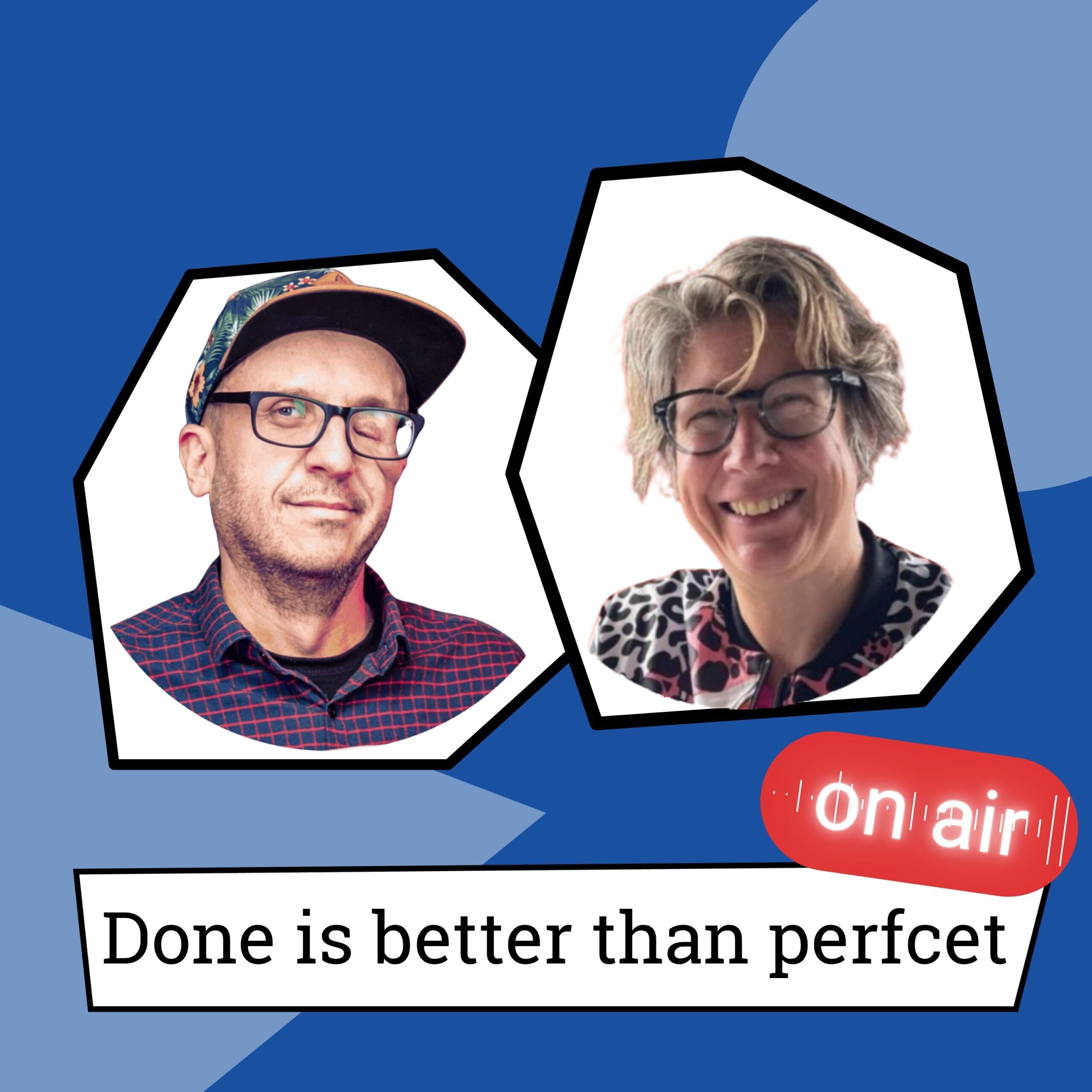 Fotos von Maren und Johannes vor blauem Hintergrund mit dem Schriftzug ‚Done is better than perfcet‘ und einem roten ‚on air‘-Schild