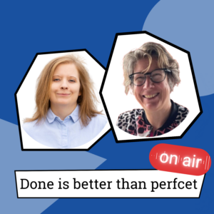 Ein Podcast-Visual mit Maren und Steffi in weißen, unregelmäßig geformten Rahmen auf einem blauen Hintergrund. Oben rechts ein rotes "On Air"-Label. Unten ein weißes Banner mit dem Schriftzug "Done is better than perfcet" (mit einem Tippfehler im Wort "perfect").